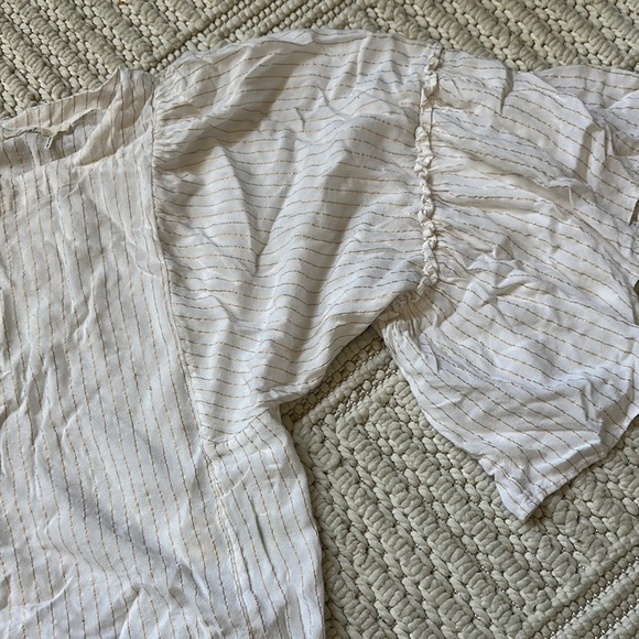 Elegant Cream Blouse with Ruffled Sleeves - Picture 6 of 9